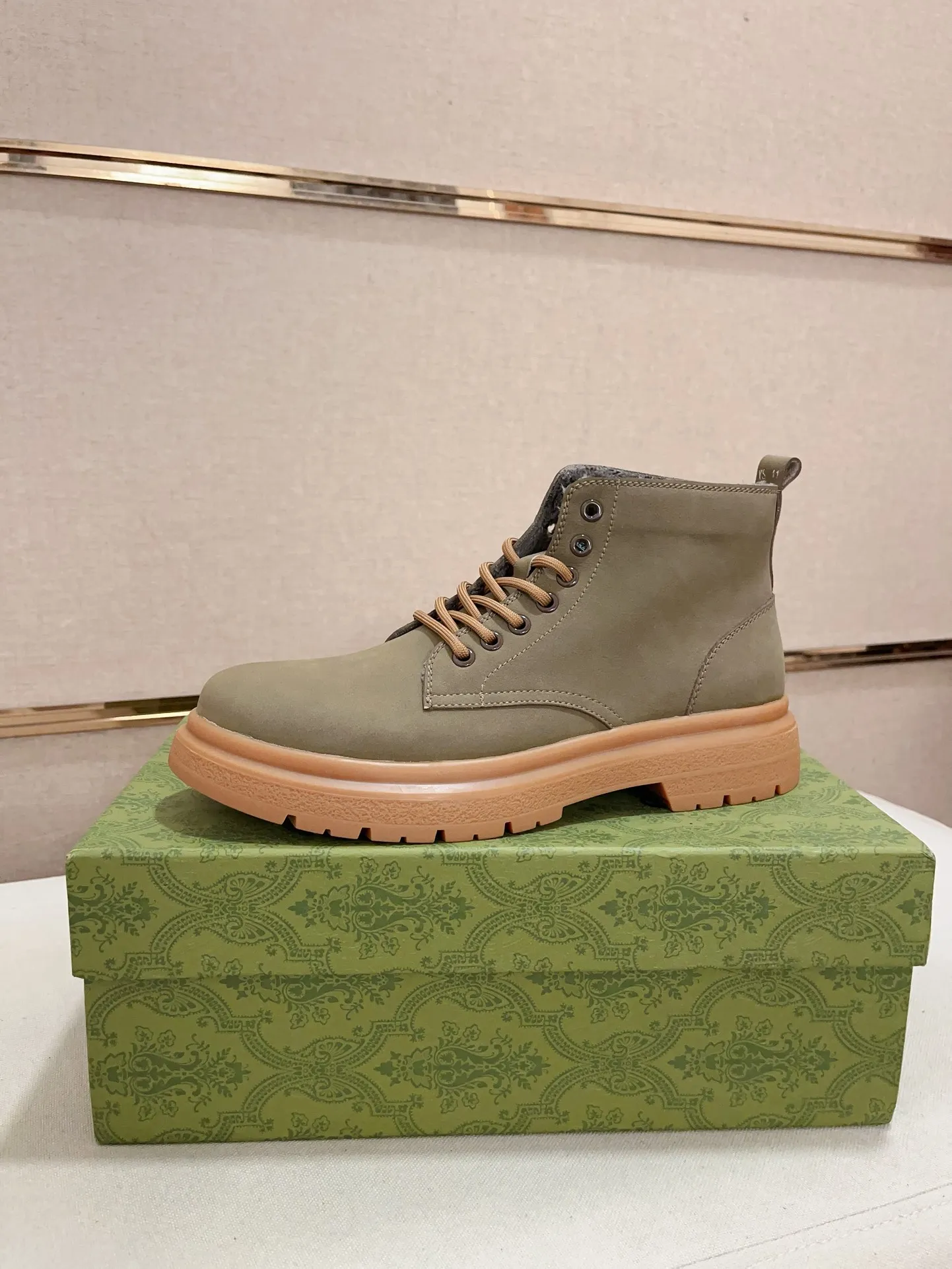 Men's shoes 💰 440💰 (can be made without standard supply platform) high-quality new high-top GUCCI (Gucci) counters are launched simultaneously, new men's shoes, 😘fabrics are selected from imported cowhide, lining: plush lining. 👍🏿 High-end ☄️ air-cushion molded anti-slip rubber outsole, exquisite lines, simple and elegant, comfortable and high-end for leisure travel. Code number: 38 to 44 (45 can be customized and cannot be returned or exchanged)